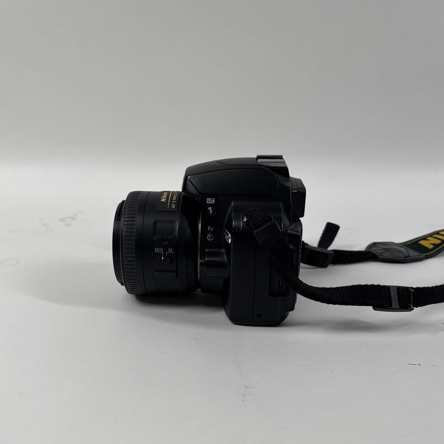 Nikon D40 6.1MP DSLR Camera