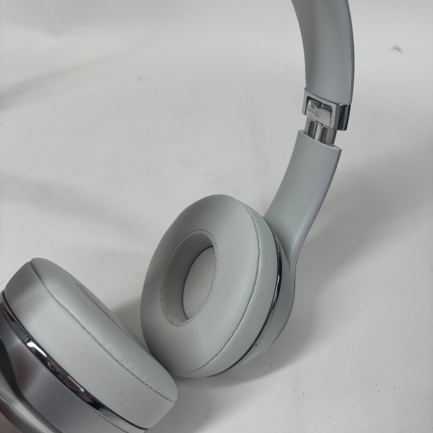 Beats Solo3 Wireless Over-Ear Bluetooth Headphones Silver MT293LL/A